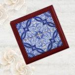 Azulejo Tile Pattern Erinnerungskiste<br><div class="desc">Diese Holzbox zeigt eine hübsche, blau-weiße Keramik, die mit einem typisch mediterranen Azulejo-Muster versehen ist. Im Sinne der besten portugiesischen, spanischen und marokkanischen Vintagen Fliesen ist das Motiv eine angenehme Reihe geometrischer Linien und Wirbel. Eine bemerkenswerte und elegante Ergänzung zu jedem Dressing oder Tisch, und ein perfektes, nachdenkliches Geschenk. Verwenden...</div>