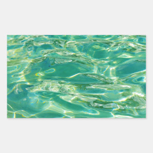 Azurblaues Wasser unter strahlender Mittagssonne Rechteckiger Aufkleber