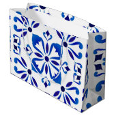 Azure Arabesque Floral Geometry Elegant Coastal Große Geschenktüte (Rückseite Schrägansicht)