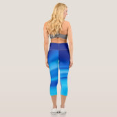 Azure Shift - Dynamic Blue Wave Gradient Capri Leggings (Rückseite)