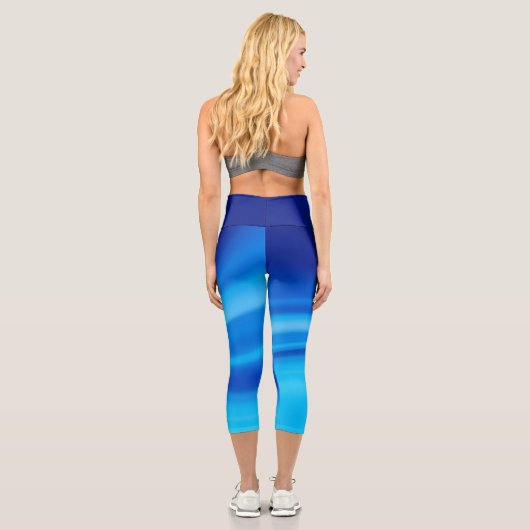 Azure Shift - Dynamic Blue Wave Gradient Capri Leggings (Rückseite)