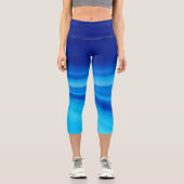 Azure Shift - Dynamic Blue Wave Gradient Capri Leggings (Vorderseite)