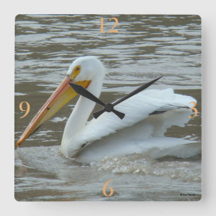 B14 White Pelican on Muddy River Quadratische Wanduhr
