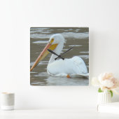 B15 White Pelican on Muddy Water Quadratische Wanduhr (Zuhause)