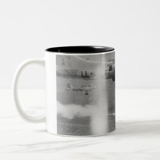 B17 WW2 Bomber, die Deutschland bombardieren Zweifarbige Tasse (Links)