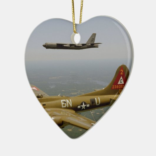 B17G und B52H Bomber im Flug Keramik Ornament (Links)