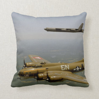 B17G und B52H im Flug Kissen