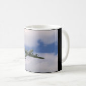 B29, blauer Himmel und Clouds_WWII Flugzeuge Kaffeetasse (VorderseiteRechts)