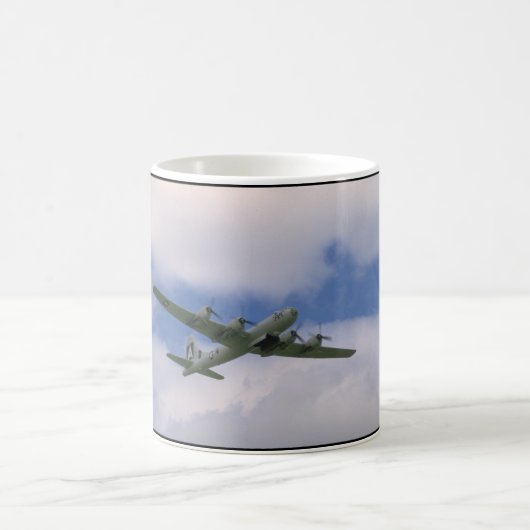 B29, blauer Himmel und Clouds_WWII Flugzeuge Kaffeetasse (Mittel)