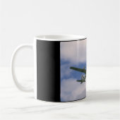 B29, blauer Himmel und Clouds_WWII Flugzeuge Kaffeetasse (Links)