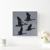 B46 Canadian Geese in Flight Quadratische Wanduhr (Zuhause)