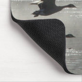 B47 Kanadagänse über gefrorenem Fluss Mousepad (Ecke)