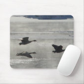 B47 Kanadagänse über gefrorenem Fluss Mousepad (Mit Mouse)