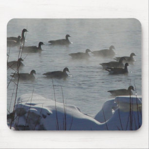 B49 Kanadagänse auf gefrorenem Fluss Mousepad