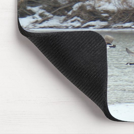 B7 Kanadischer Gänse im Flug Mousepad (Ecke)