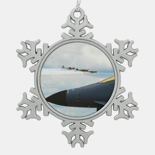 B-1 Bomber- und Kriegskämpfe Schneeflocken Zinn-Ornament (Vorderseite)