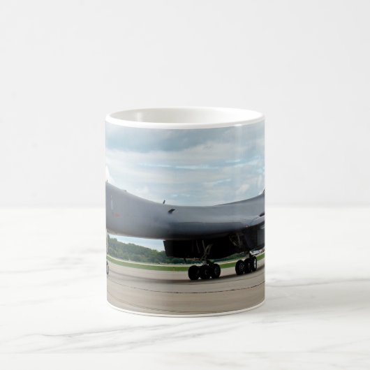 B-1B Lancer Bomber am Boden Kaffeetasse (Mittel)