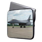 B-1B Lancer Bomber am Boden Laptopschutzhülle (Vorderseite Links)