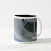 B-2-Geist Zweifarbige Tasse (VorderseiteRechts)