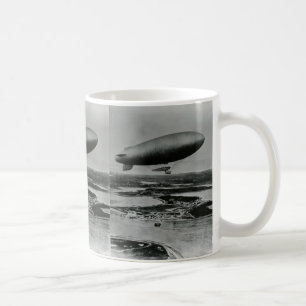 B-klasseschalldichte zelle der Marine, die über Kaffeetasse