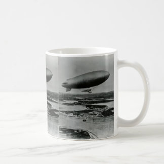 B-klasseschalldichte zelle der Marine, die über Kaffeetasse