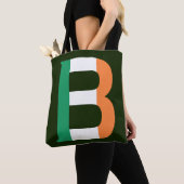 B Monogram überlagert sich auf irischer Flagge Tasche (Von Nahem)