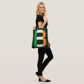 B Monogram überlagert sich auf irischer Flagge Tasche (Am Model)