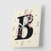 B Monogramm mit rosa Spray Quadratische Wanduhr (Winkel)