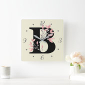 B Monogramm mit rosa Spray Quadratische Wanduhr (Zuhause)