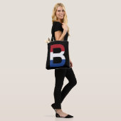 B Monogramm überlagert auf der NLD-Flagge auf bk s Tasche (Am Model)