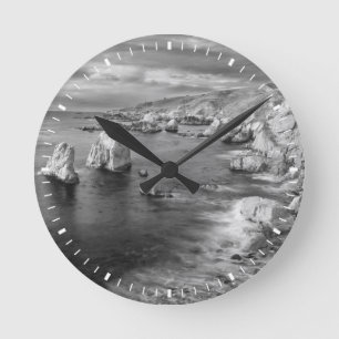 B&W Beach Coast, Kalifornien Runde Wanduhr
