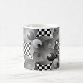 B/W Bilanz von Kenneth Yoncich Kaffeetasse (Mittel)