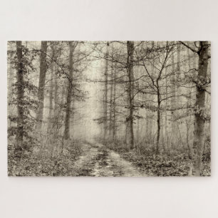 B&W Forest mit Nebel hinter den Bäumen Puzzle