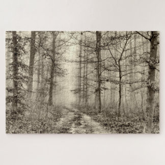 B&W Forest mit Nebel hinter den Bäumen Puzzle