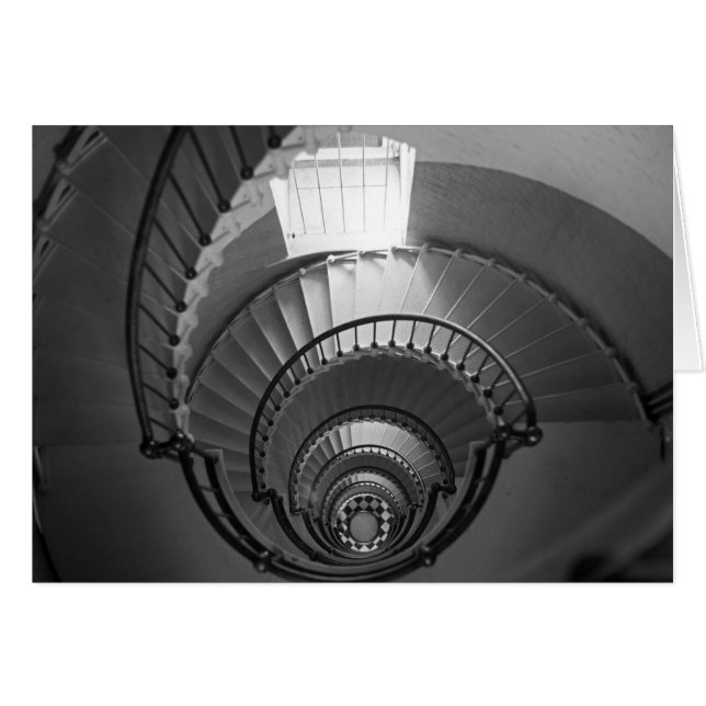 B&W gewundenes Leuchtturmtreppenhaus (Vorderseite (Horizontal))