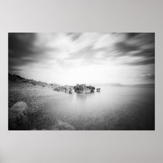 B&W lange Exposition eines Strandes in Rabac, Kroa Poster (Vorne)