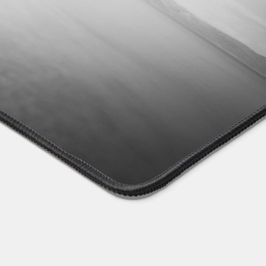 B&W lange Exposition eines Strandes in Rabac, Kroa Schreibtischunterlage (Ecke)