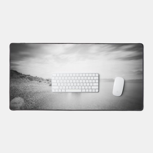 B&W lange Exposition eines Strandes in Rabac, Kroa Schreibtischunterlage (Tastatur & Maus)