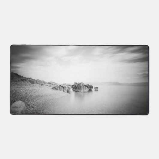 B&W lange Exposition eines Strandes in Rabac, Kroa Schreibtischunterlage (Vorderseite)