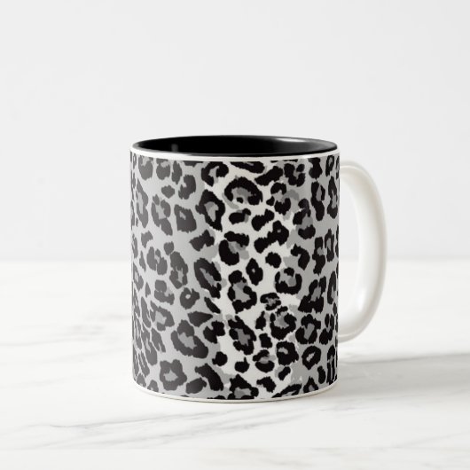 B & W Leopard Muster mit/ Custom Monogram & Name Zweifarbige Tasse (VorderseiteRechts)