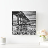 B&W Pier im Morgengrauen, Kalifornien Quadratische Wanduhr (Zuhause)