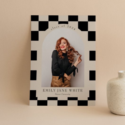 B&W Retro Checkered Arch Classic Foto Abschluss Einladung