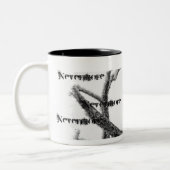 B&W Winter-Rabe Edgar Allan Poe nie wieder Zweifarbige Tasse (Links)