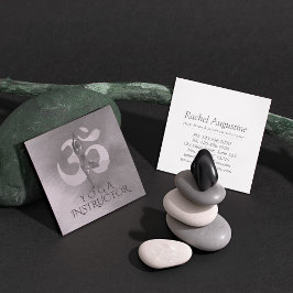 B&W Yoga Instructor Meditation Tree Pose Om Symbol Quadratische Visitenkarte