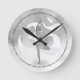 B&W Yoga Instructor Meditation Tree Pose Om Symbol Runde Wanduhr