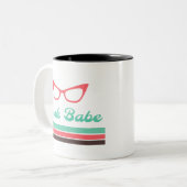 Babe mit katzenaugen Brillen und farbigen Bars buc Zweifarbige Tasse (Vorderseite Links)