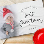 Baby 1 Weihnachtsschrift Name Jahr Foto Keepake Geschirrtuch<br><div class="desc">Modernes Baby 1. Weihnachtsschrift Name Jahr Foto Keepake. Eine tolle Geschenkidee, um das 1. Weihnachtsfest Ihres Kleinen zu feiern! Ein lustiges Set-Skript für Erste Weihnachten und die Erholung des Textes ist leicht zu personalisieren mit dem Namen Ihres Babys und das Jahr. Ersetzen Sie das Beispiel-Foto durch das eigene. Ein Gradientenüberlagerungsschicht...</div>