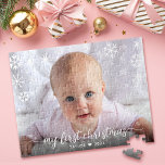 Baby 1 Weihnachtsskript Snowflake Foto Keepake Puzzle<br><div class="desc">"Mein erstes Weihnachten." Ein spielerisches visuelle von weißen Schneeflocken und handgeschriebener Schriftzeichen, das das Foto Ihrer Wahl überragt, helfen Ihnen, Weihnachten und Neujahr einzuführen. Genießen Sie die Wärme und Freude der Ferienzeit, wenn Sie dieses stilvolle und moderne personalisierte, maßgeschneiderte Puzzle nutzen. Ersetzen Sie das Foto mit einer der Vorlagen, die...</div>