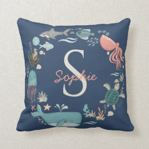 Baby 2 benennt Monogramm Blau unter dem Meerestopu Kissen