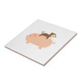 Baby-Affe, der rückwärts auf ein Schwein fährt Fliese (Seite)